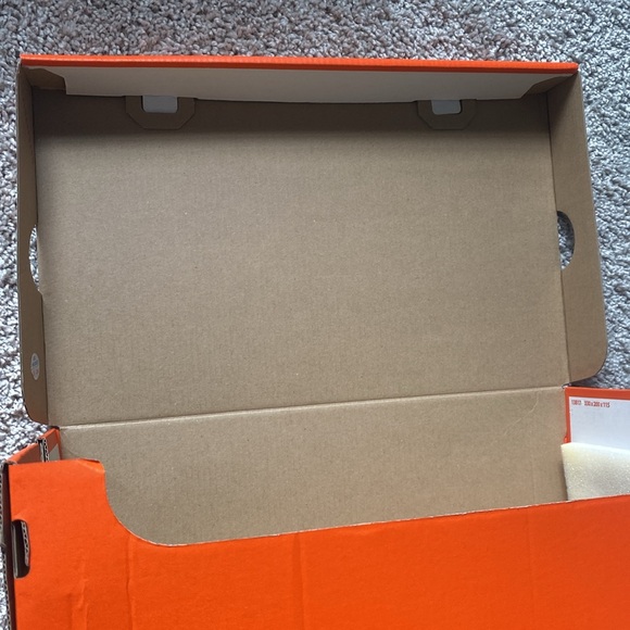 Empty orange Nike shoebox - women’s QUEST 5 size 10 - Picture 13 of 17